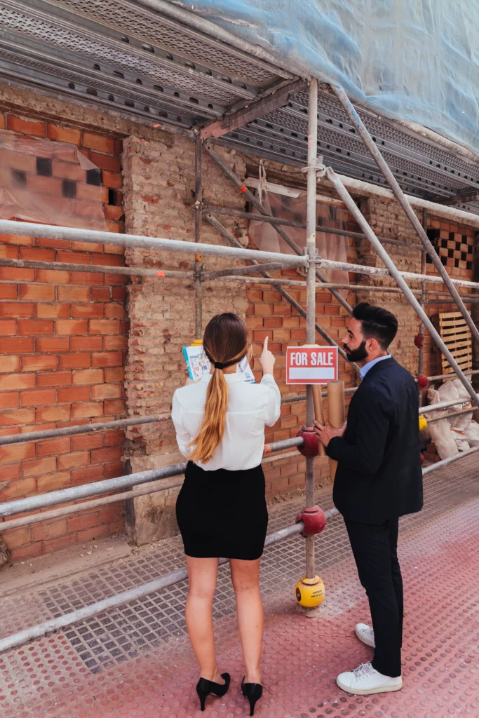 girl talk with men about cladding